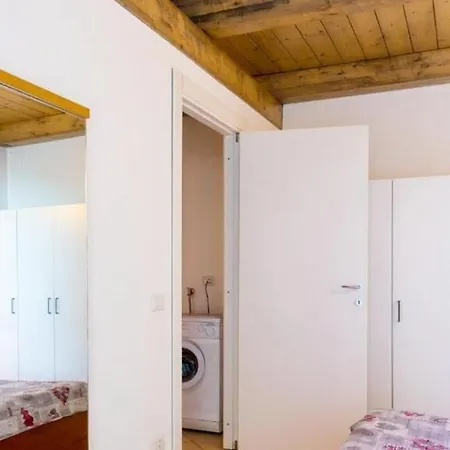 Casa Laura 8 *